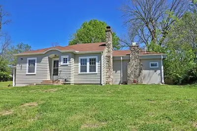 Image de Charming 2-bedroom cottage in scenic Southwest Mo with a large corner lot.