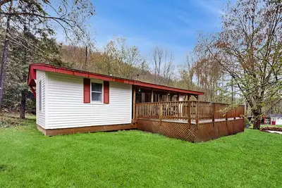 Image de Comfortable dog-friendly home w/ pond view, deck, gas grill, wifi, TVs, kitchen