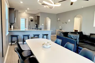 Image de Modern 4br • 4 king beds • Workspace • 75\" Tv • Fire pit • Pets Ok!
