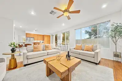 Image de Cozy 4b2. 5b｜Garage & Street Parking｜Pet Okay｜Backyard｜Perfect For Insured #42015