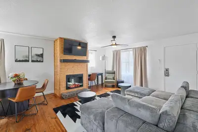 Newly Redesigned 2br Cabin
