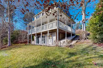 Image de Spacious home close to Peters Pond Beach with porch, Ac, W/D, & water view