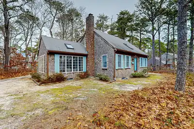 Image de Quiet home with sunroom, deck, W/D, Ac, & quick access to beach