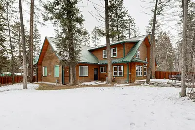 Image de Gorgeous home w/hot tub, grill, enclosed yard, Wifi & privacy!