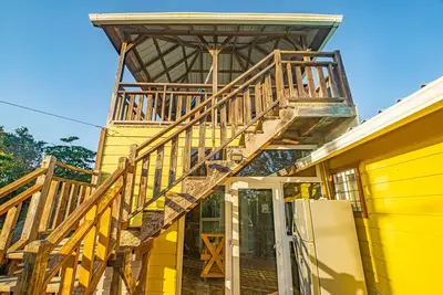 Image de Tropical oasis with pool, large deck, modern amenities & perfect for unwinding