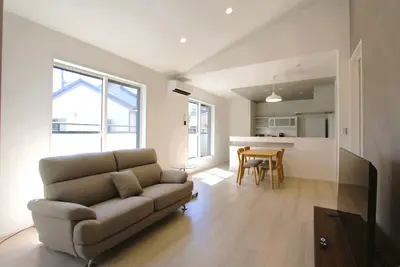 Image de [New 2-story home] - 2 min to station, shops, parking, easy Disneyland access! ! \n