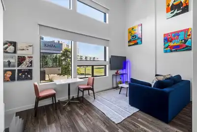 Image de Corner Loft in Dt Atx | Near Rainey St | Parking