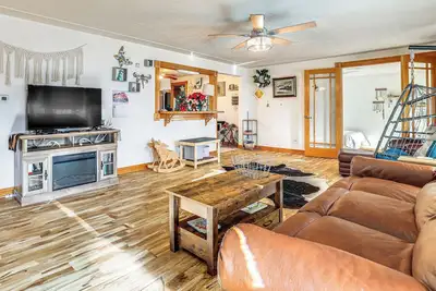 Image de 8 Mi to Scotts Bluff Nat'l Monument: Family Home