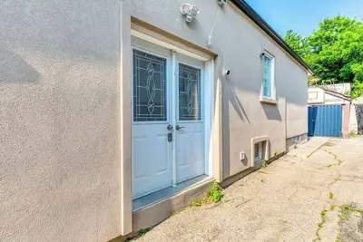 Image de 2 Bedroom Unit on a Quiet Street