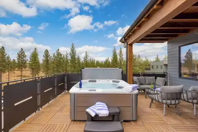 Image de 1123 Aerie Buyout | 2 Units, 5bdr w/ Hot Tub | Mins to Old Bend