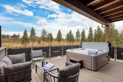 Image de Aerie Sleek 6 Unit Buyout | 6 Units, 15bdr | Deck, Hot Tub, Views, Near Old Bend