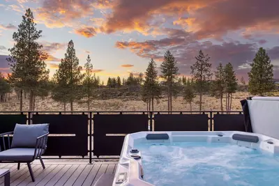 Image de 1135 Aerie Buyout | 2 Units | Deck, Hot Tub, Views, Mins to Old Bend