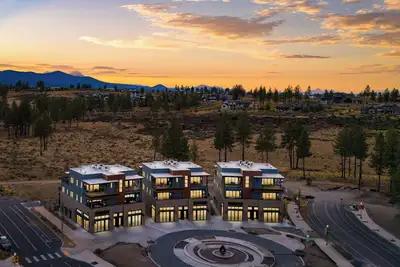 Image de Sleeps 60! 12 Modern Units/30 BDRs w/ Deck+Hot Tub, Fully Private, Near Downtown