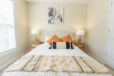 Image de 1st Floor Br｜Pet-Friendly｜Garage Access｜Perfect for Family ｜Flex-Lease #41832