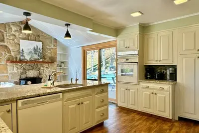 Image de Pine Haven - Nestled among towering evergreen trees