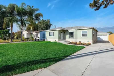 Image de Luxury Modern Retreat with Spacious Yard & Premium Comfort