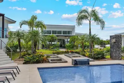Image de New 3br Villa | Huge Pool & Tropical Vibes