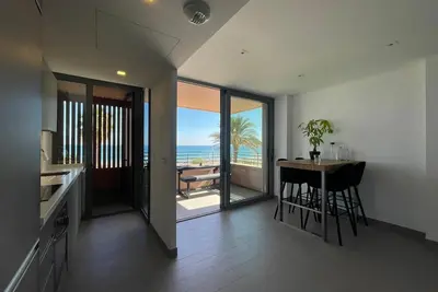 Image de Modern beach front apartment