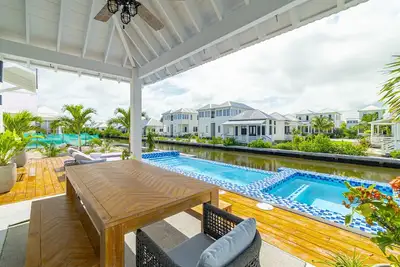 Image de Coral Reef Casa + Private Hot Tub and Pool at Mahogany Bay