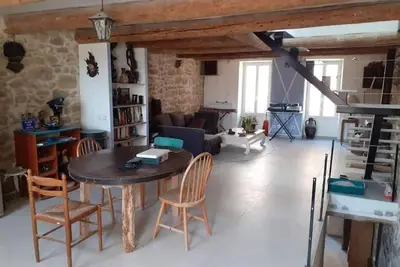 Image de Maison de village restaurée à l'ancienne avec terrasse