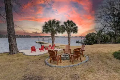 Image de Lake Murray Oasis - 4br/4ba w/ Pool-HotTub-GameRoom-Beach Area-Playset-Firepit!