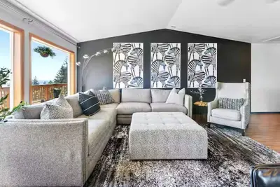 Image de Mountain & River View ‧ Spacious ‧ Modern Home!