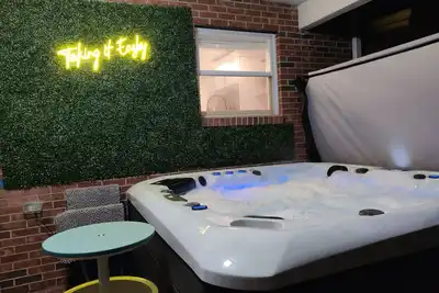 Image de Hot Tub, Firepit, & Sportsbar Garage @ The Living Easley Manor!