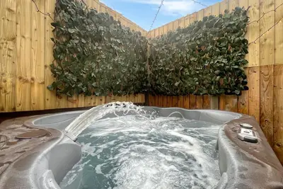 Image de Seaside Cottage with Hot Tub in Calshot