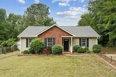 Image de Charming Pet-Friendly 3-Bedroom Home- Fenced Yard, Fire Pit