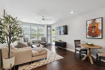 Image de Charming 2-bedroom townhome in cool Franklin.