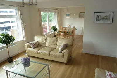 Image de Sunlit 2-Bedroom Apartment, Central Richmond, Sleeps 4 - from Shipplets