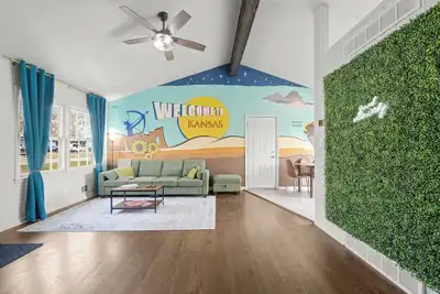 Image de Kansas Escape with Movie Room, Hot Tub, Mini Golf, Pickleball, Game Room & more!