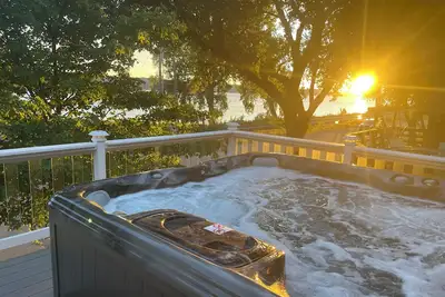 Image de Peace of Pepin 3br house with 2nd Story Hot Tub and Across from Public Beach