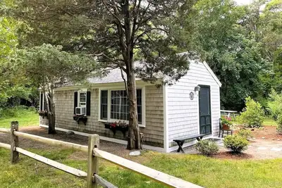 Image de Sweetbriar ~ Charming Cape Cottage ~ Dog-Friendly!