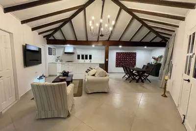 Beautiful cabin just steps from Lake Calima, ideal for couples.