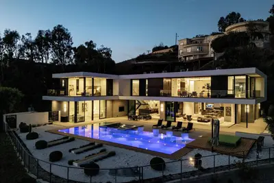 Image de Modern Living Meets Tranquility - 7 Bedroom Oasis with Koi Pond, Garden & Views