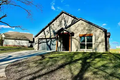 Image de Brand new 3-bedroom lake house in gated community near Shangri-La.