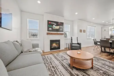 Image de Eden Empire |Ski Retreat |Hot Tub & 3 Living Areas