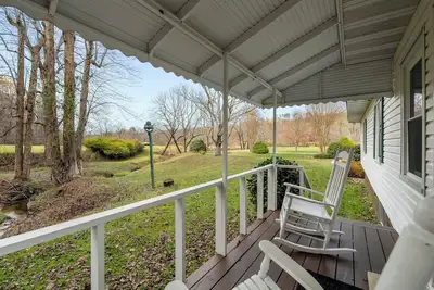 Image de Charming 3 bedroom Cottage w/ private river access - near Lake Keowee & Jocassee