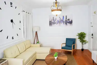 Image de \"Stylish Apartment with Light Rail Access\"