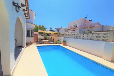 Image de Bella Vista - À 300m de la Plage, Piscine Privée Havre de Paix pour Familles”