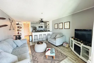 Image de A Perfect Mountain Getaway with Hot Tubs, and steps to Soaring Eagle ski lift!