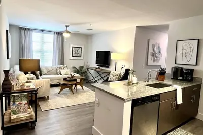 Image de Quick walk to Campus/The Square & 3 Parking Spots!