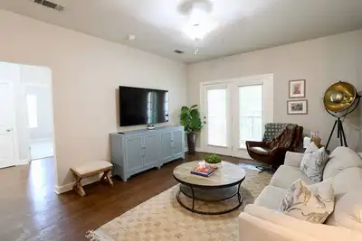 Image de Newly Renovated! Walk to the Vaught from \"The Powder Blue Perch\"