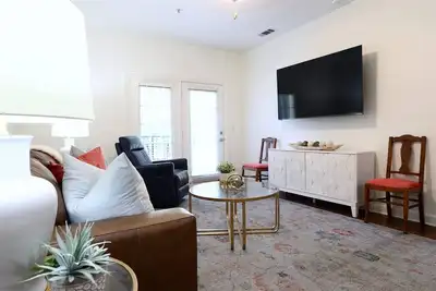 Image de Vaught Walk - Newly Renovated! Walk to the Grove!