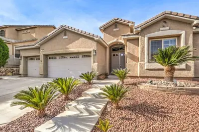 Image de Stunning Green Valley Ranch Home | Furnished Mid-Term Rental