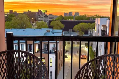 Image de New Spacious & Quiet 2 Bed Condo with Parking