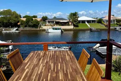 Image de Luxury Waterfront Retreat: Pet friendly Canal Home with Jetty on Bribie Island!