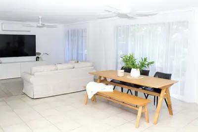 Image de Palm Coastal Retreat - Family & Pet-Friendly, Spacious Yard, 5 Mins to Beach!