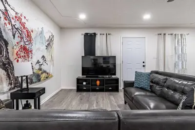 The University-2 bed/2bath-straightshot to Tech